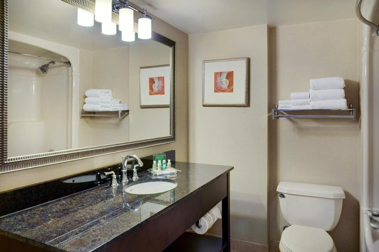 Allure Hotel & Conference Centre, Ascend Hotel Collection Barrie Bagian luar foto