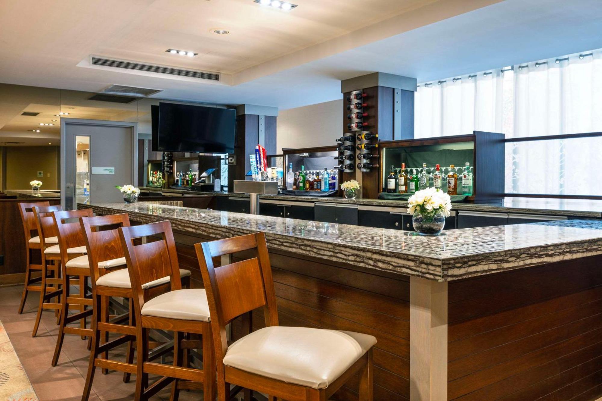 Allure Hotel & Conference Centre, Ascend Hotel Collection Barrie Bagian luar foto