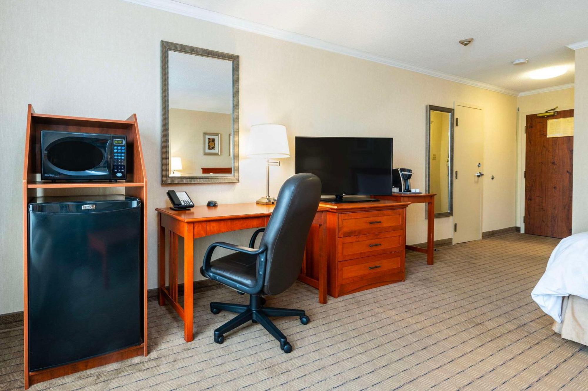 Allure Hotel & Conference Centre, Ascend Hotel Collection Barrie Bagian luar foto