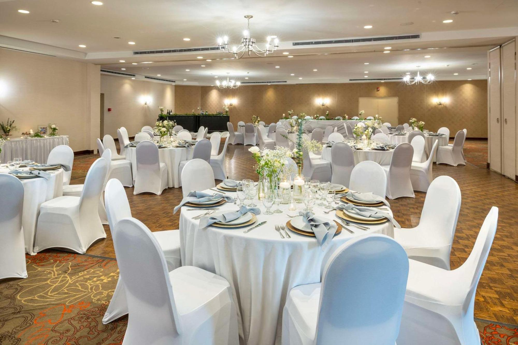 Allure Hotel & Conference Centre, Ascend Hotel Collection Barrie Bagian luar foto