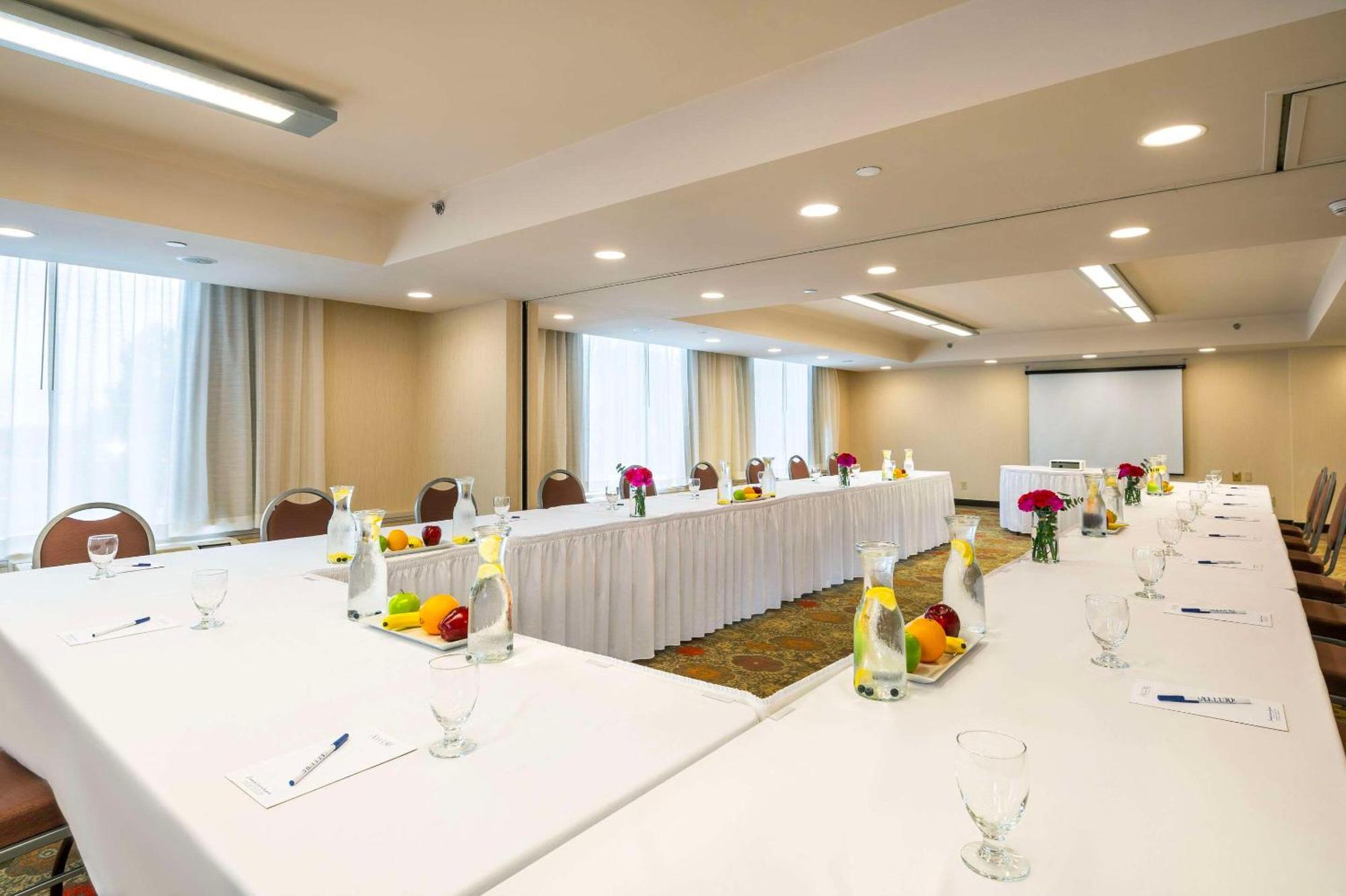 Allure Hotel & Conference Centre, Ascend Hotel Collection Barrie Bagian luar foto