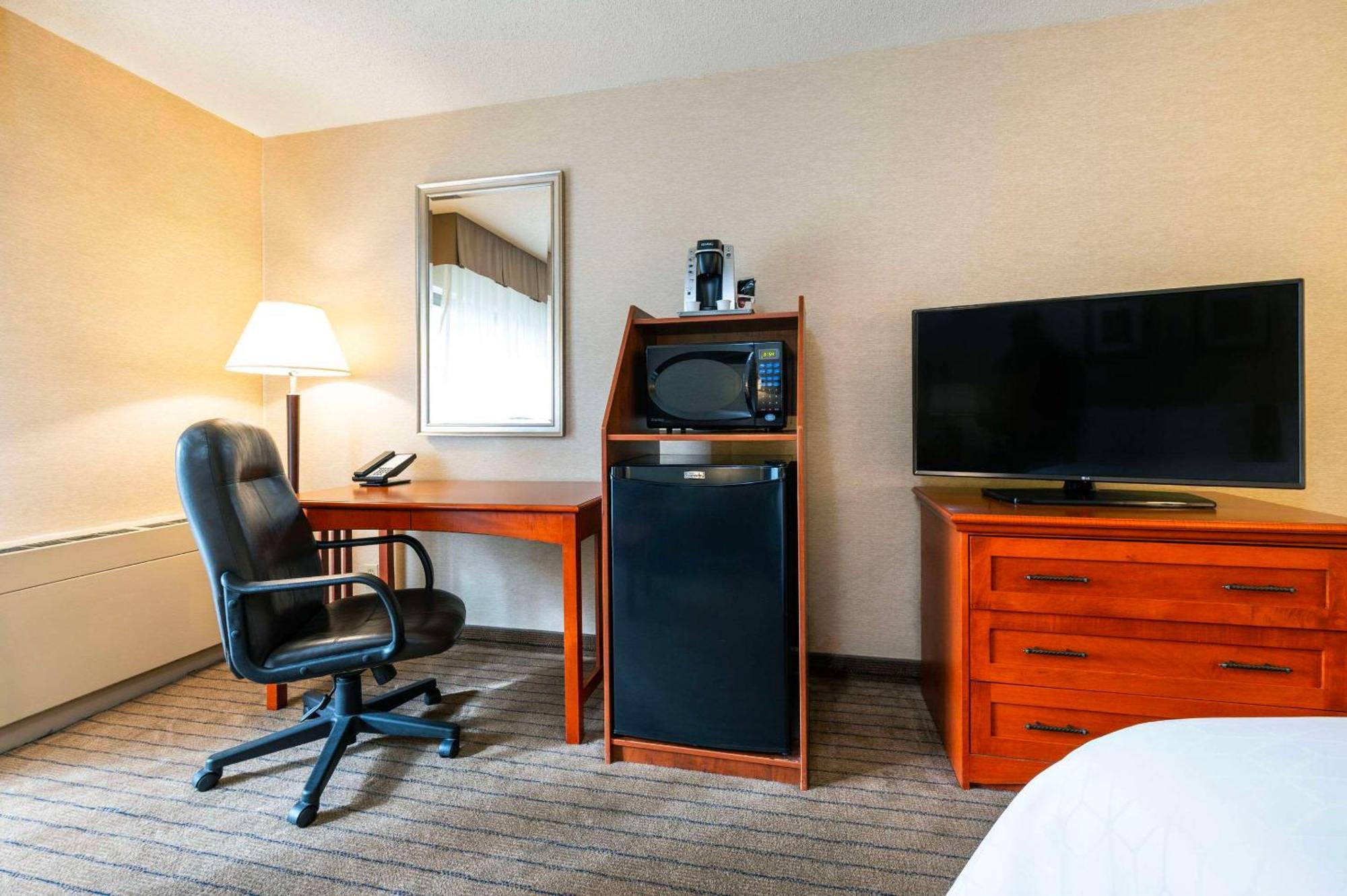 Allure Hotel & Conference Centre, Ascend Hotel Collection Barrie Bagian luar foto