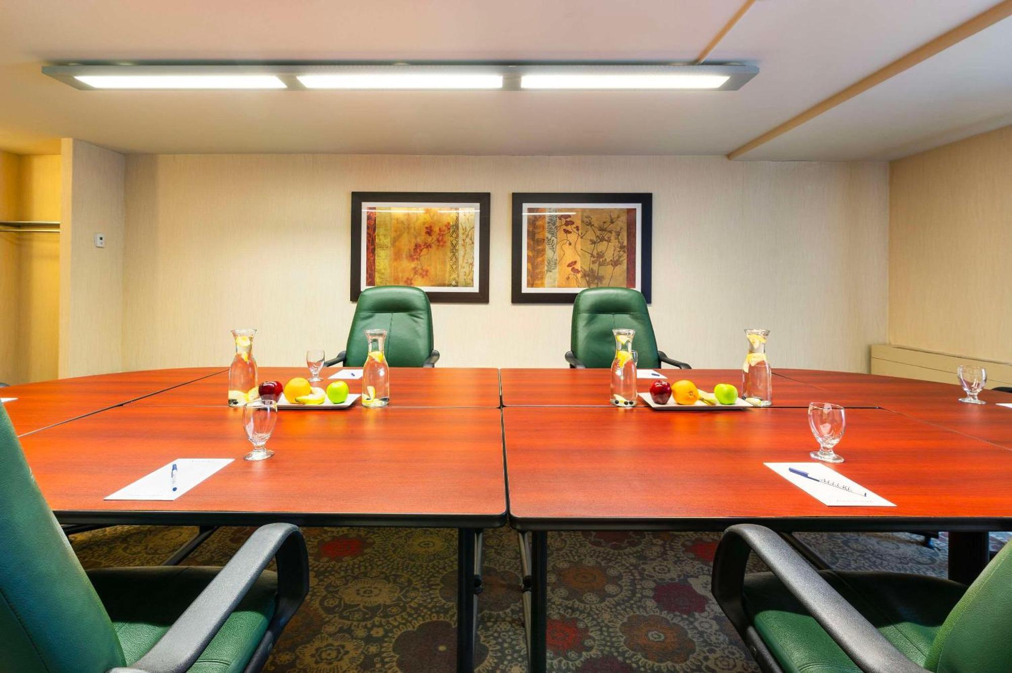 Allure Hotel & Conference Centre, Ascend Hotel Collection Barrie Bagian luar foto